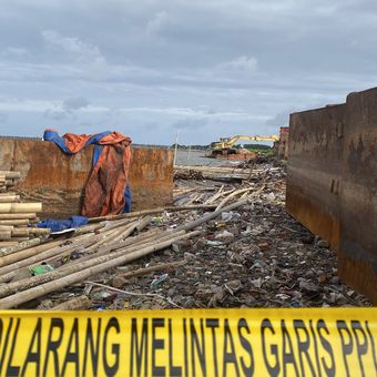  Kementerian Lingkungan Hidup menyegel area reklamasi pagar laut seluas 2,5 hektare milik PT TRPN di perairan Kampung Paljaya, Desa Segara Jaya, Tarumajaya, Kabupaten Bekasi, Kamis (30/1/2025).