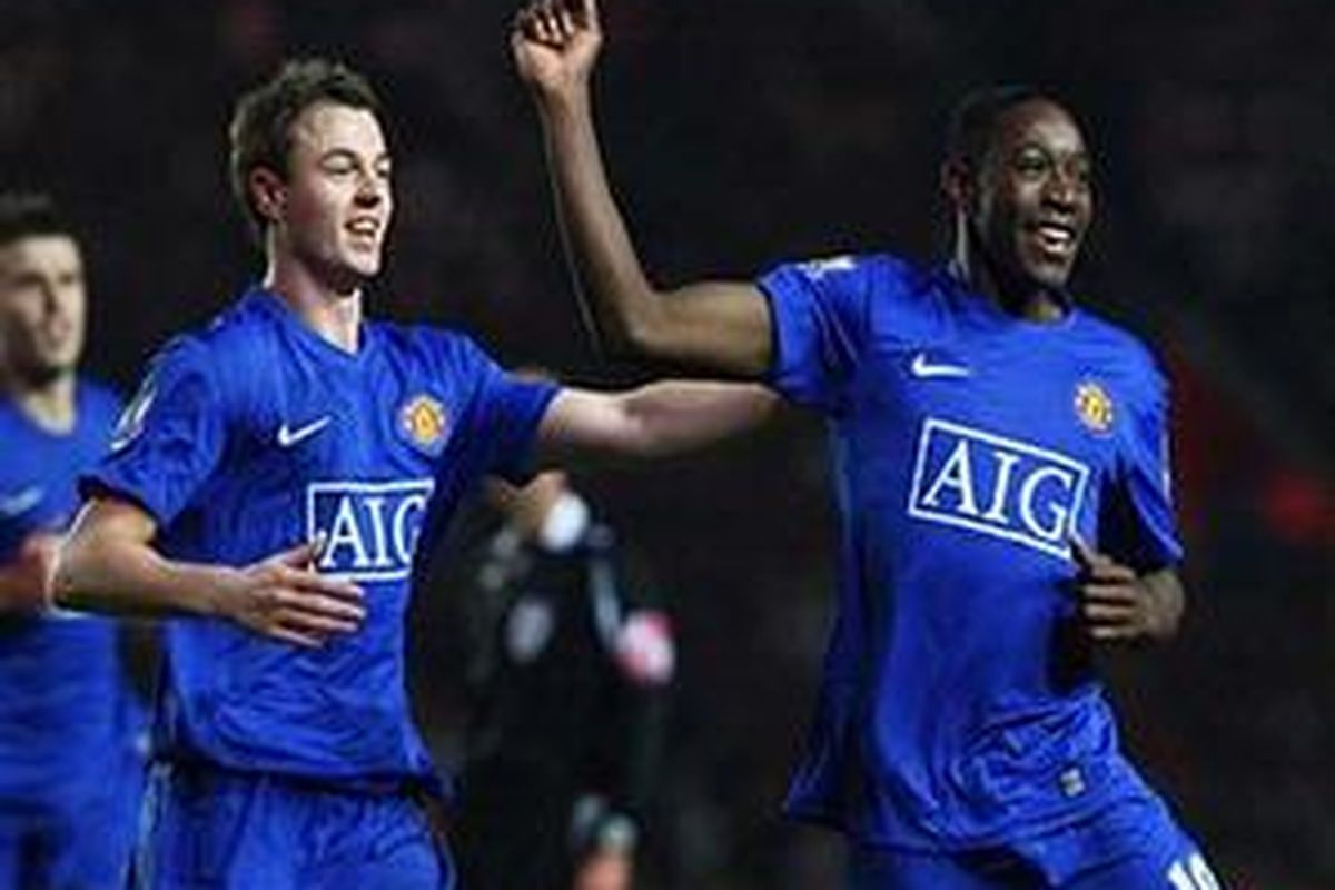 Danny Welbeck (kanan) mempersembahkan gol pembuka bagi Manchester United dalam duel putaran ketiga Piala FA melawan Southampton, Minggu (4/1). MU menang 3-0.
