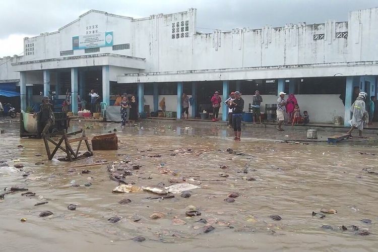 Cuaca Buruk dengan gelombang tinggi yang menghantam pasar tradisioonal wameo, Kota Baubau, Sulawesi Tenggara. Akibatnya, puluhan warung makan rusak diterjang ombak dan jalanan di pasar tradisional wameo digenangi air setinggi lutut orang dewasa