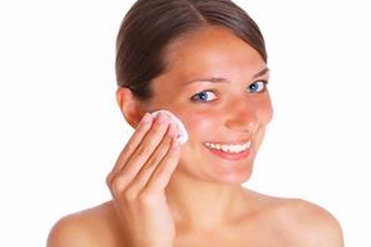 Selelah apa pun, bersihkan wajah sebelum tidur agar make tidak menyumbat menjadi jerawat dan komedo.