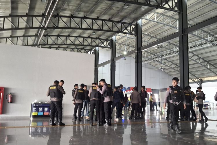 Puluhan Polisi Bersenjata Jaga Stasiun Rangkasbitung, Interogasi Warga yang Diduga Mau Demo ke DPR