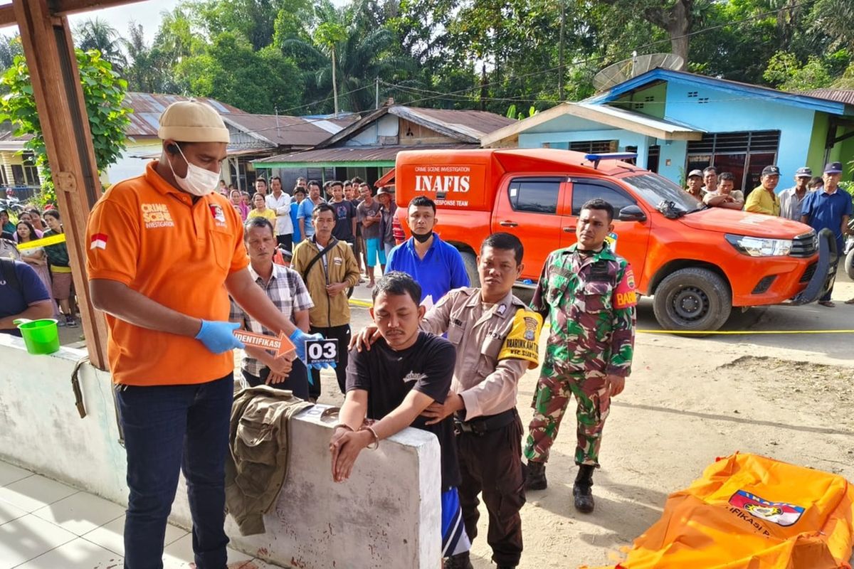 Foto: INAFIS Polres Simalungun dan Personil Polsek Bangun melakukan olah TKP di rumah korban Oslen Siregar (66) di Huta 8 Nagori Silau Malaha Kecamatan Siantar, Kabupaten Simalungun, Kamis (25/7/2024).