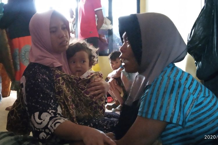 Ratusan korban longsor diungsikan di Kantor Desa Pasir Madang, Kecamatan Sukajaya, Kabupaten Bogor, Minggu (5/1/2020).