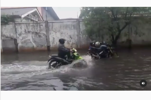 Video Viral Motor Bebek Menerjang Banjir dengan Santai