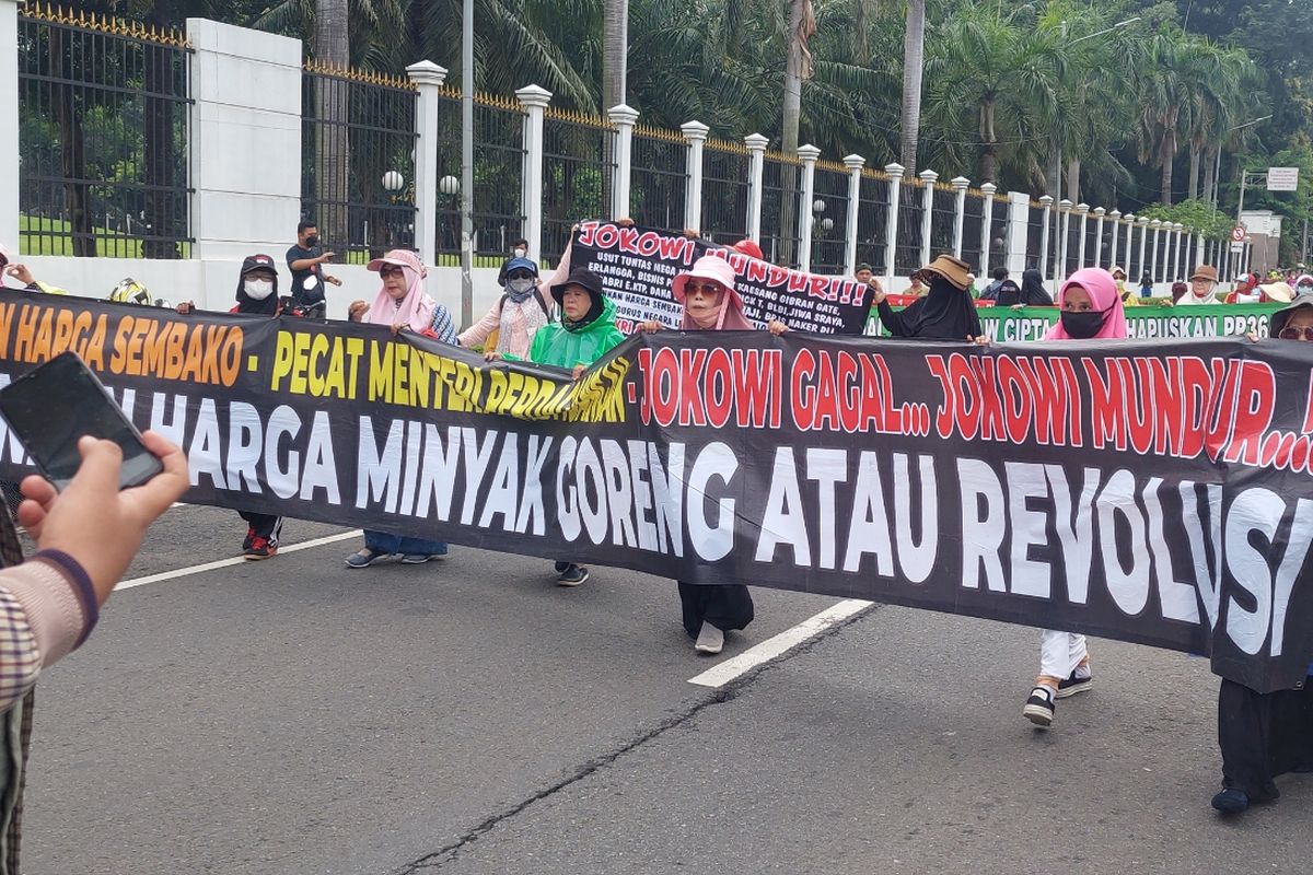 Suasana massa aksi yang memenuhi depan gedung DPR/MPR, Jakarta, Kamis (21/4/2022).