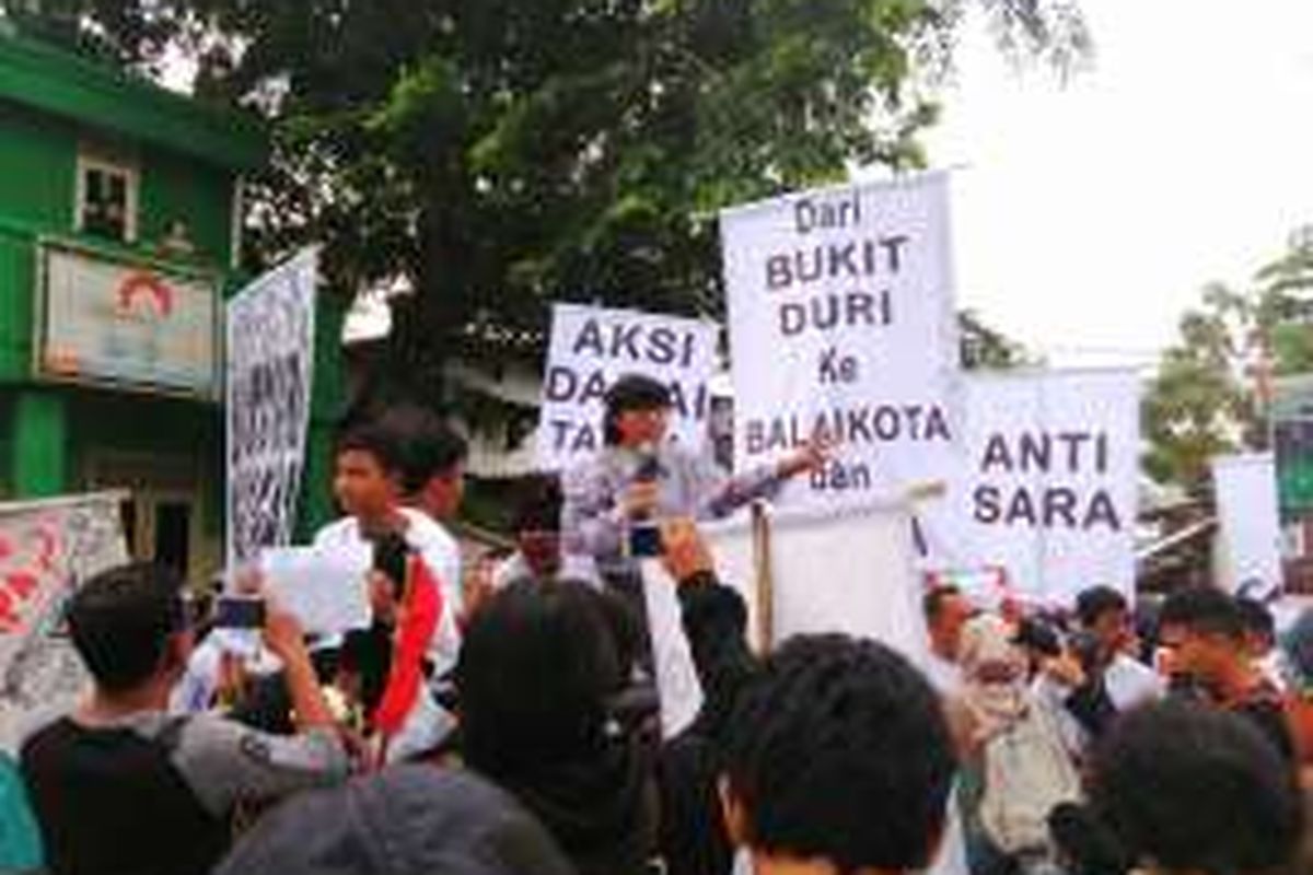 Warga Bukit Duri di Tebet, Jakarta Selatan menggelar aksi unjuk rasa menjelang rencana penggusuran, Rabu (28/9/2016) pagi.