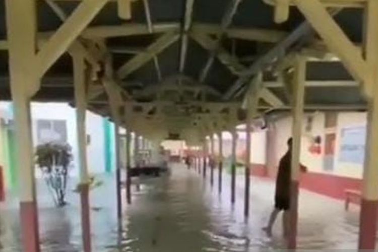 Lorong dan sejumlah bangsal RSUD Singkawang yang terendam banjir, Minggu (28/8/2022). 