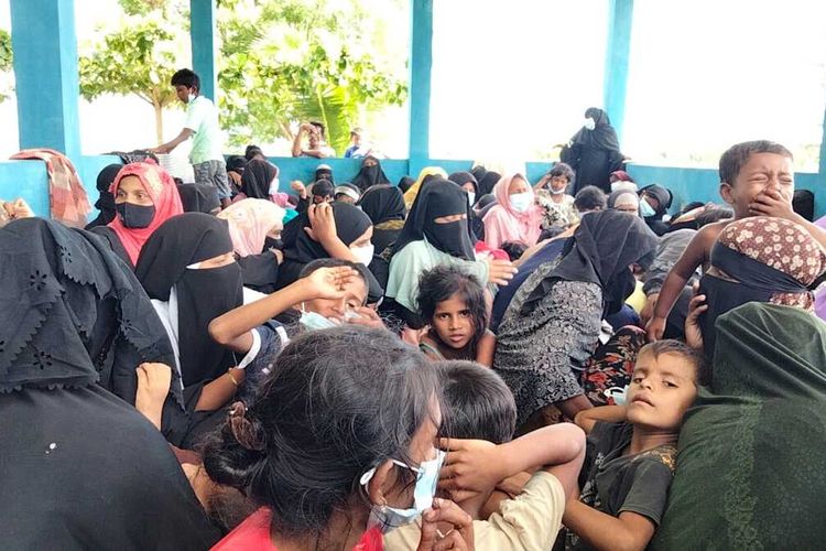 Ratusan warga Rohingya di Tempat Penampungan Ikan (TPI) Lapang Barat, Kecamatan Gandapura, Kabuapten Bireuen, Provinsi Aceh, Minggu (19/11/2023)