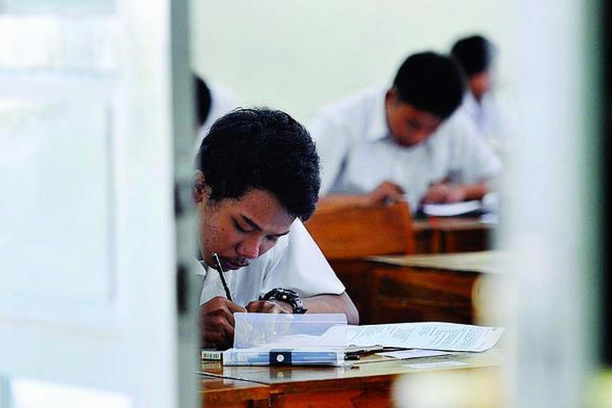 Suasana pelaksanaan ujian nasional hari pertama di SMA Negeri 63, Petukangan, Jakarta, Senin (16/4). Di sekolah ini, 235 siswa  mengikuti ujian nasional hari pertama dengan mata pelajaran Bahasa Indonesia.