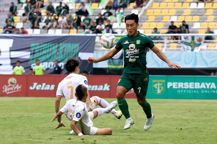 Pemain Persebaya Surabaya Song Ui-young dijaga dua pemain Persija Jakarta saat laga pekan ke-22 Liga 1 2023-2024 yang berakhir dengan skor 1-1 di Stadion Gelora Bung Tomo Surabaya, Jawa Timur, Sabtu (9/12/2023) sore.