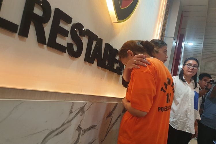 Seorang ibu rumah tangga, inisial DTN (38), tertunduk lesu saat dihadirkan di Satreskrim Polrestabes Medan pada Rabu (25/9/2025). 