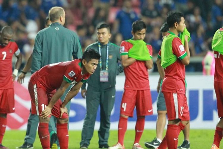 Kekecewaan para pemain timnas Indonesia usai final Piala AFF 2016 di Bangkok, 17 Desember 2016.