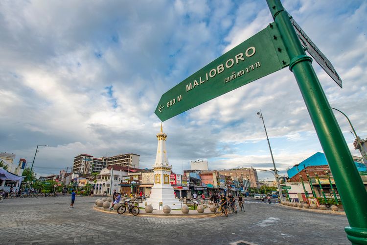 Tugu Pal Putih, Kota Yogyakarta, salah satu titik dalam Sumbu Filosofi Yogyakarta yang sudah ditetapkan sebagai Warisan Dunia Budaya oleh UNESCO