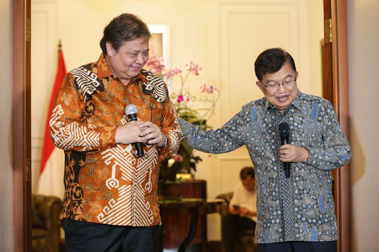 Ketua Umum Partai Golkar Airlangga Hartarto dan Wakil Presiden ke-10 dan 12 Jusuf Kalla memberikan keterangan pers seputar pertemuan di kediaman Jusuf Kalla di Jakarta, Kamis (4/5/2023).