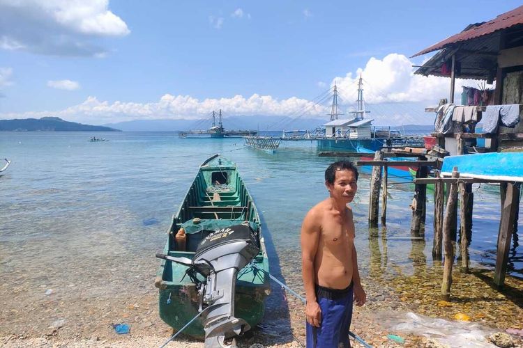 Amudin (65) seorang nelayan kecil di Dusun Mamoking, Desa Tulehu, Kecamatan Salahutu, Kabupaten Maluku Tengah berdiri di pinggir rumahnya, Rabu (6/4/2022)