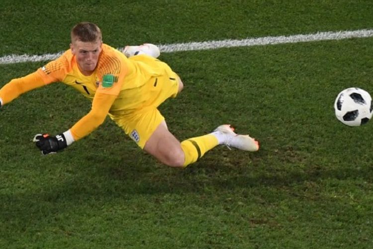 Kiper Inggris, Jordan Pickford, melakukan penyelamatan pada laga kontra Belgia di Kaliningrad, 28 Juni 2018. 