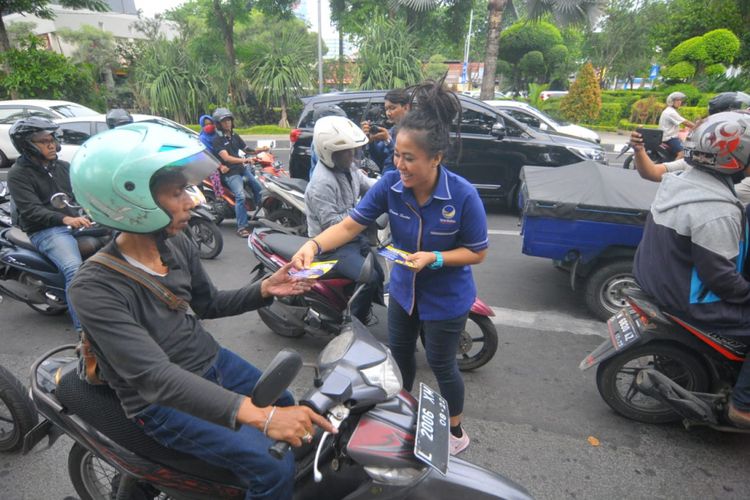 Caleg artis Partai Nasdem sebar leflet Hormati Guru kepada pengguna jalan di Surabaya, Minggu (17/2/2019)