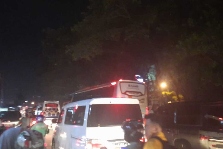 Imbas pemberlakuan one way di jalur tol, Jalur arteri Karawang arah menuju Jakarta padat merayap, Kamis (28/4/2022).