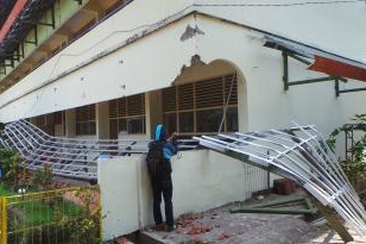 Atap bagian depan sekolah SD 01 pagi-SD 02 Petang, Rawa Teratai, Cakung, Jakarta Timur, ambruk. Jumat (22/11/2013).