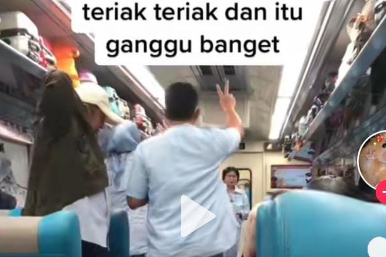 video yang diunggah oleh akun TikTok @lodya_pitasari, tampak sejumlah penumpang yang mengenakan kemeja warna biru, tengah asyik main kuis di dalam kereta. 