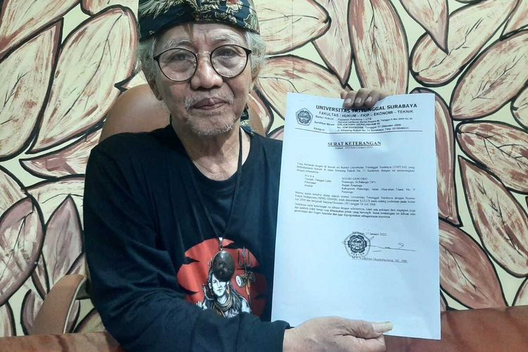Rektor Universitas Tritunggal Surabaya Yudhihari Hendrahardana menunjukkan surat keterangan dari kampus tentang keabsahan ijazah Bupati Ponorogo.