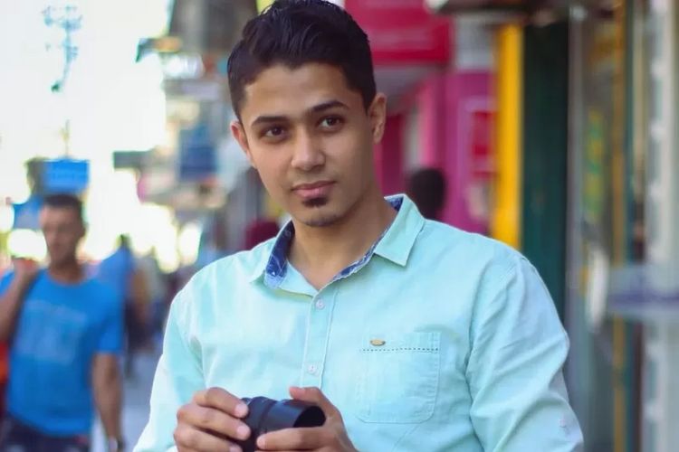 Mohamed Alaswed adalah juru kamera berusia 27 tahun yang berada dekat dengan ledakan tanggal 31 Oktober. Dia berlari ke pasar dan menemukan kerabatnya telah terbunuh.