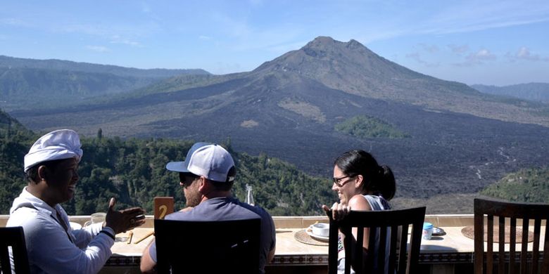 Wisatawan menikmati pemandangan gunung dan danau di kawasan wisata Geopark Gunung Batur, Kintamani, Bali, Selasa (5/9/2017). Kunjungan wisatawan mancanegara ke Bali pada Juli 2017 mencapai 592.046 orang, meningkat 22,27 persen dibandingkan dengan Juli 2016 dan meningkat 17,44 persen dibanding Juni 2017 dengan mayoritas wisman berasal dari China, Australia dan India.