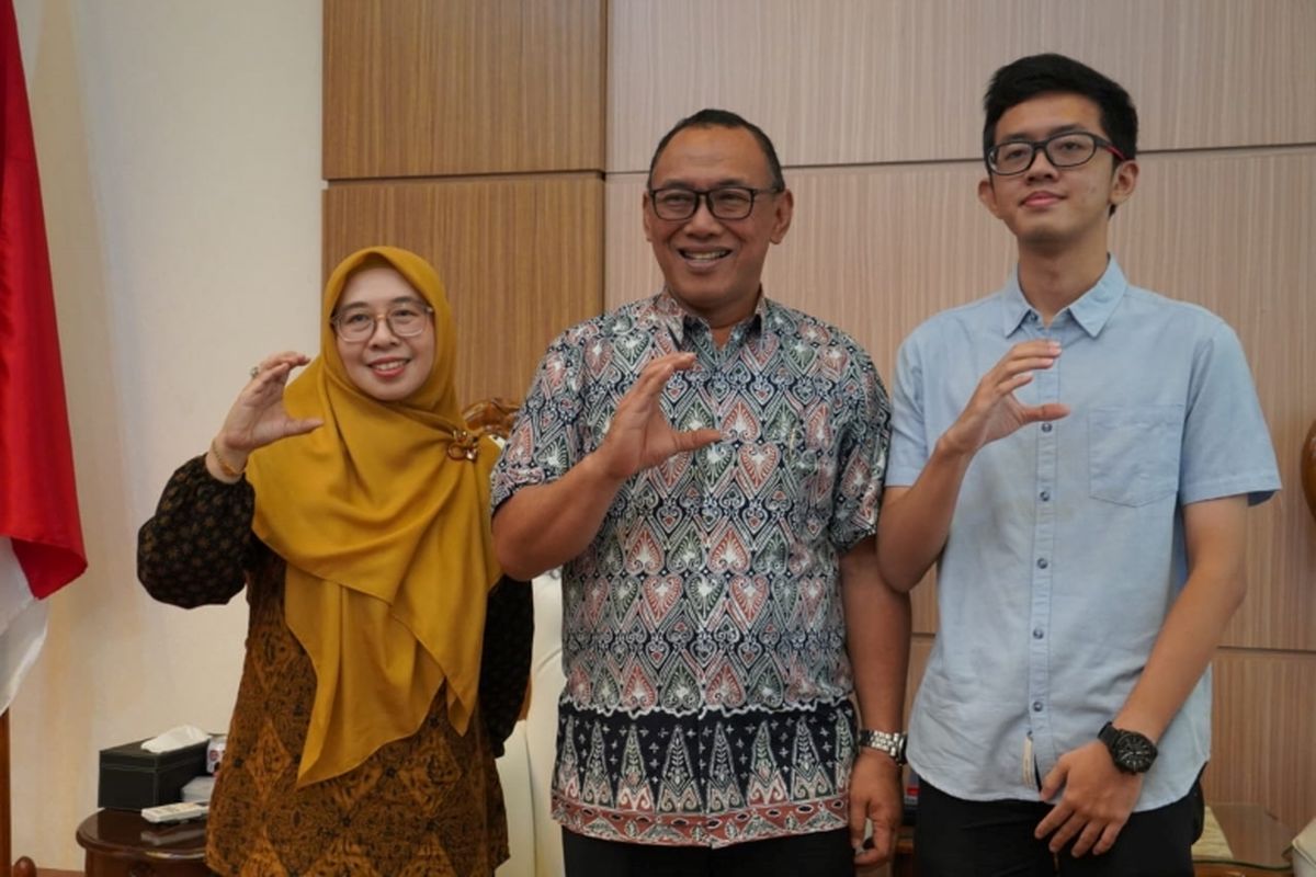 Akbar Esa Dewangga (kanan) berfoto bersama Wali Kota Cilegon Helldy Agustian (tengah).