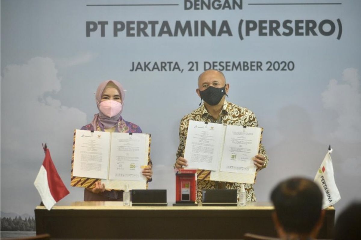 Direktur Utama PT Pertamina (Persero) Nicke Widyawati dan Menteri Koperasi dan UKM Teten Masduki menandatangani MoU kerja sama terkait program kemitraan Pertashop di Jakarta, Senin (21/12/2020). 