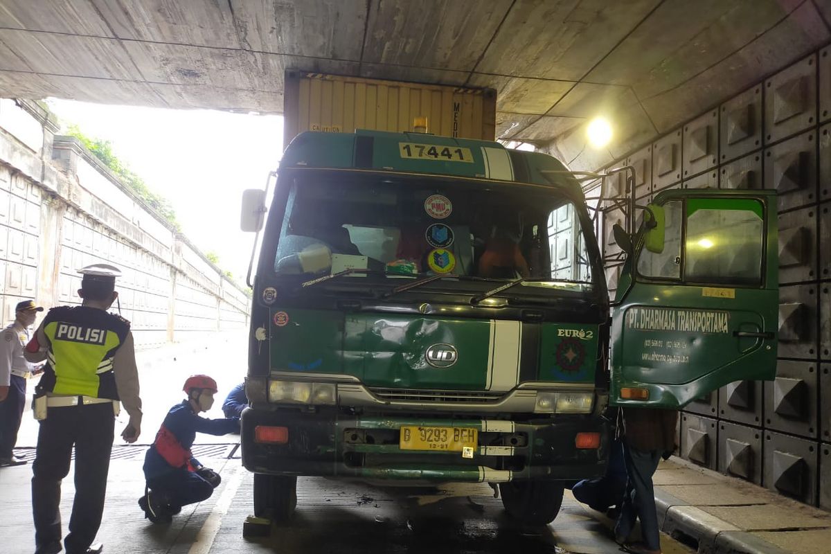 Truk kontainer tersangkut di underpass Pasar Jumat-Ciputat, Kebayoran Lama, Jakarta Selatan pada Selasa (2/3/2021).