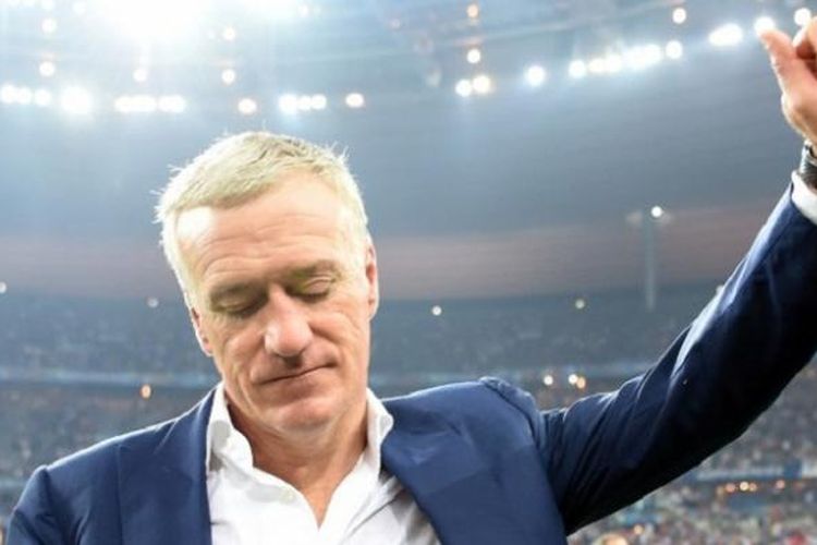 Pelatih tim nasional Perancis, Didier Deschamps, tampak kecewa setelah anak asuhnya dikalahkan Portugal dalam laga final Piala Eropa 2016, di Stade de France, Saint-Denis, Minggu (10/7/2016) waktu setempat.