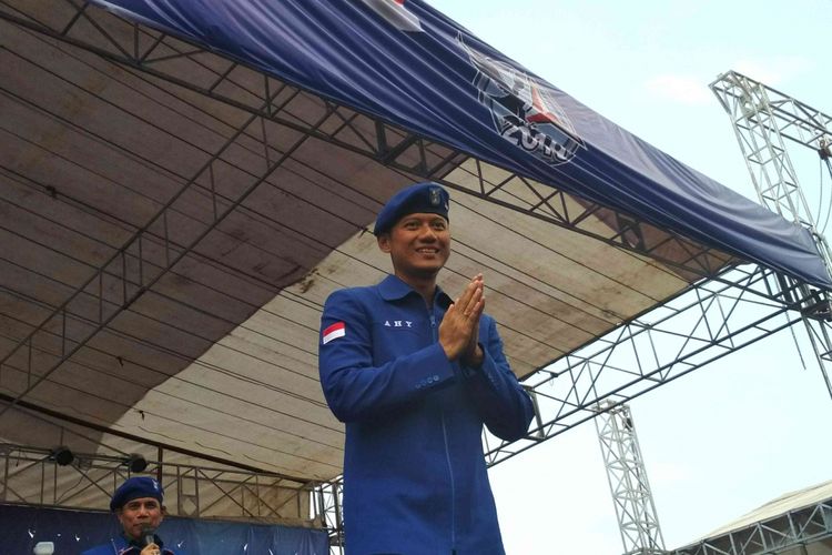 Komandan Kogasma Partai Demokrat, Agus Harimurti Yudhoyono (AHY),  saat pelantikan DPD dan DPC Partai Demokrat di Stadion Gemilang Kabupaten Magelang, Jawa Tengah, Selasa (10/4/2018).