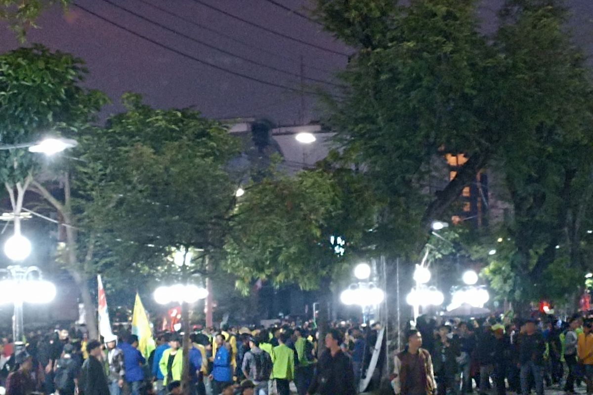 Ribuan mahasiswa, masyarakat sipil dan pelajar masih memenuhi depan Kantor DPRD Kota Semarang, Jawa Tengah (Jateng) hingga Senin (26/8/2024) pukul 17.53 WIB. 