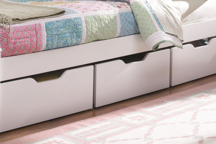 Memanfaatkan bagian bawah tempat tidur untuk penyimpanan dalam kamar mungil
