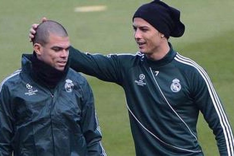 Bek Real Madrid dari Portugal, Pepe (kiri), dan rekan seklub dan senegaranya, Cristiano Ronaldo. Pepe mengalami cedera dan kemungkinan tak bisa main lawan Galatasaray pada leg kedua babak perempat final Liga Champions, Selasa atau Rabu (10/4/2013) dini hari WIB.