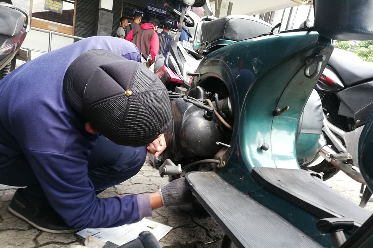 petugas melakukan cek fisik kendaraan bermotor yang akan pajak lima tahunan di kantor Samsat Kota Solo