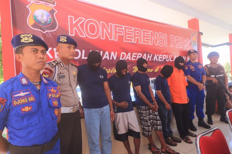 Selain menyelamatkan 12 TKI ilegal, jajaran Ditpolairud Polda Kepri juga berhasil mengamankan lima orang pelaku yang saat ini sudah ditetapkan sebagai tersangka. 