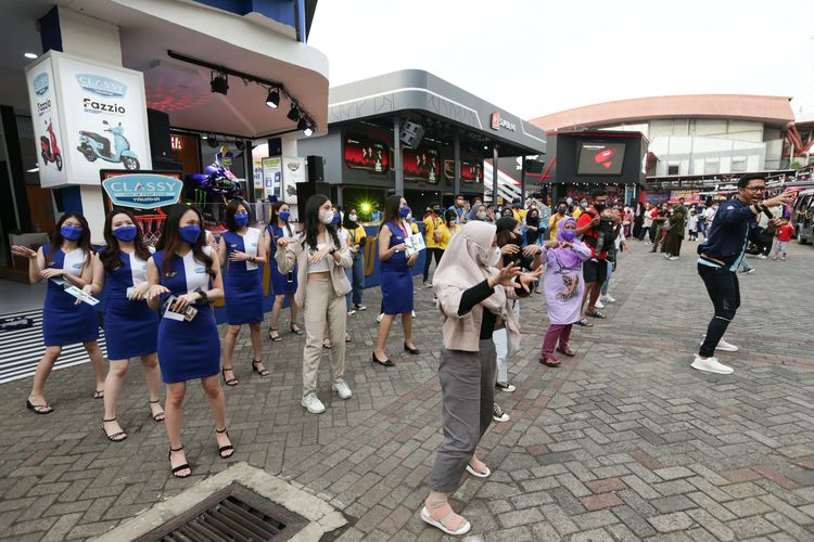 Suasana Jakarta Fair Kemayoran di JI Expo, Jakarta, Kamis (23/6/2022). Berburu diskon dan menyaksikan konser musik menjadi daya tarik warga mengunjungi Jakarta Fair Kemayoran.