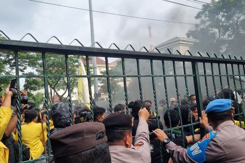Ricuh Demo Tolak Perppu Cipta Kerja Ratusan Mahasiswa di Semarang, Robohkan Gerbang DPRD Jateng