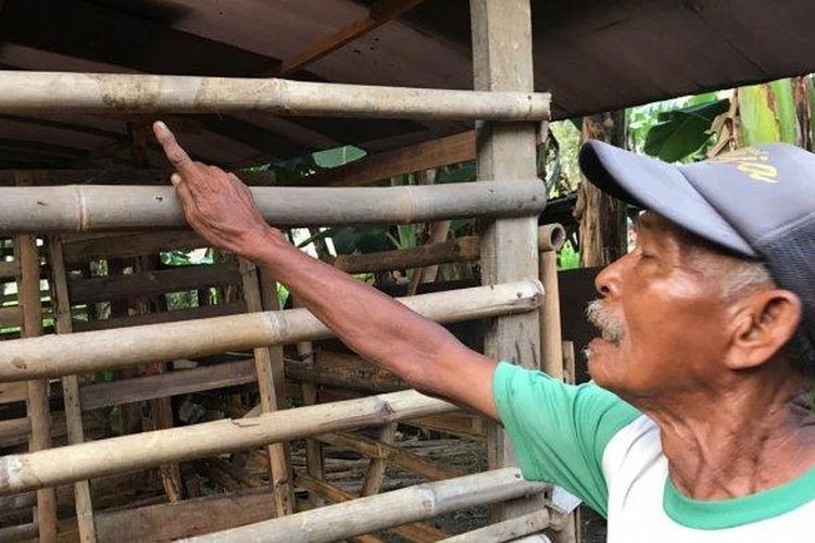Pemilik kambing, Masar (70) menunjukan bekas darah di kandangnya, Palem Bintaro, Pondok Aren, Tangerang Selatan, Sabtu (29/6/2019). 