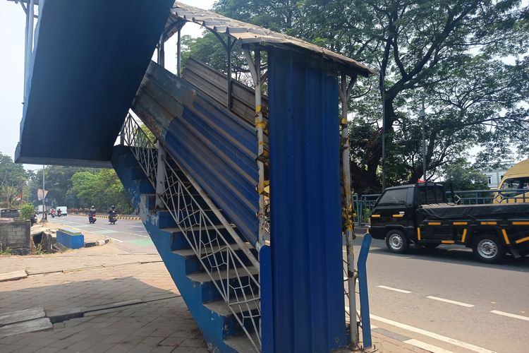 Setahun Rusak, JPO Depan SMPN 5 Kota Tangerang Akhirnya Mulai Diperbaiki