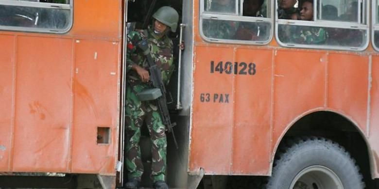 Seorang prajurit Indonesia tengah berpatroli di sekitar Timika, Papua.