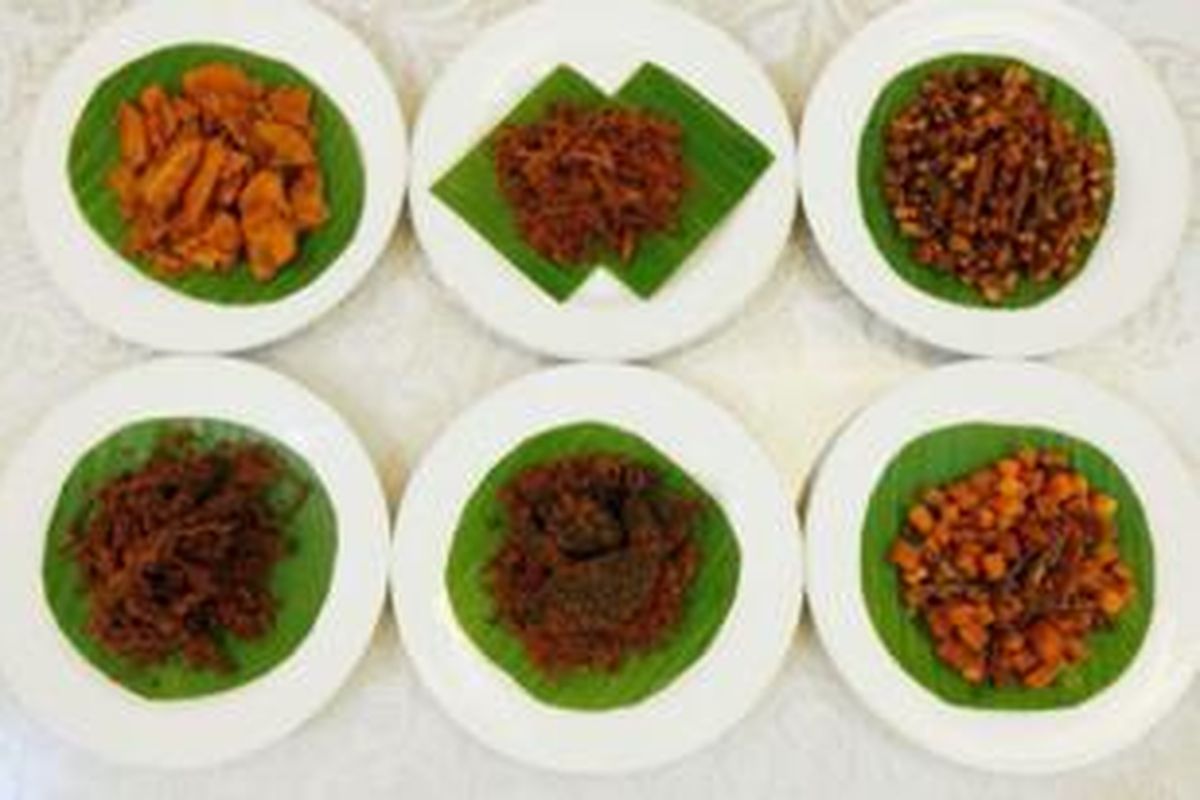 Sejumlah varian rendang dari Payahkumbuh, Sumatera Barat, Minggu (14/7/2013). Varian rendang ini diolah menjadi rendang kering dan memudahkan untuk dijadikan makanan kemasan.