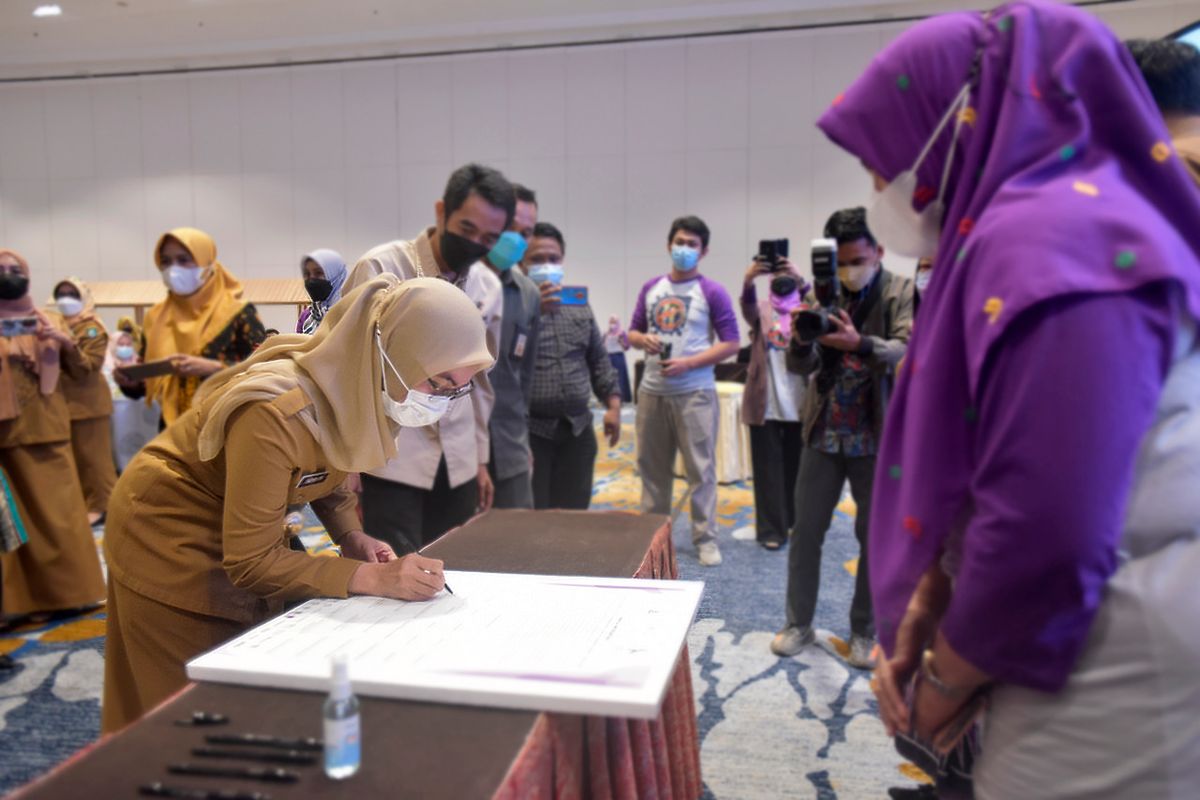 Bupati Luwu Utara Indah Putri saat menandatangani Pakta Integritas Pencegahan Perkawinan Anak di Hotel Claro Makassar, Sulawesi Selatan (Sulses), Sesa (7/12/2021).