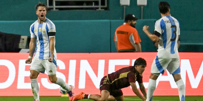 Giovani Lo Celso (kiri) merayakan gol dalam pertandingan persahabatan antara Argentina vs Venezuela di Stadion Hard Rock di Miami Gardens, Florida, pada 10 Oktober 2025. (Foto oleh Chandan Khanna / AFP)