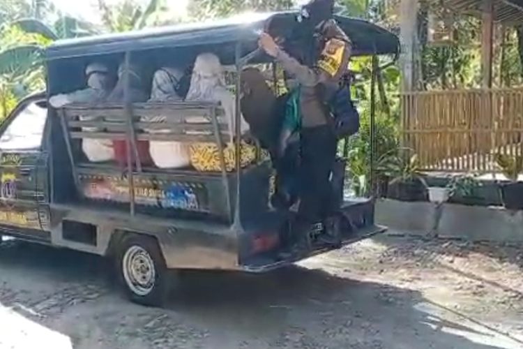 Aksi polisi jemput para lansia untuk ikut vaksin di Kapanewon Lendah, Kabupaten Kulon Progo, Daerah Istimewa Yogyakarta.