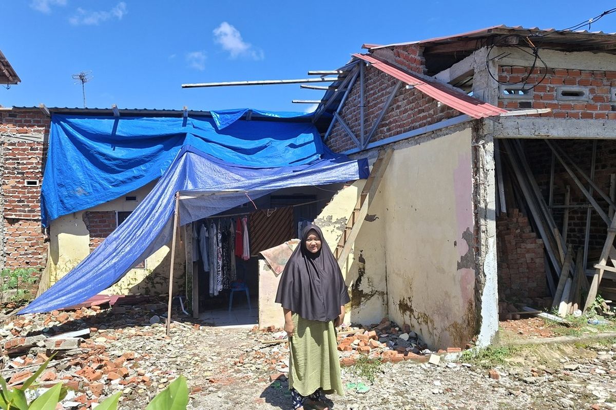 Empat bulan warga korban gempa di Bengkulu masih menempati puing rumah yang roboh. Sementara janji pembangunan rumah tak kunjung tiba. (KOMPAS.COM/FIRMANSYAH)
