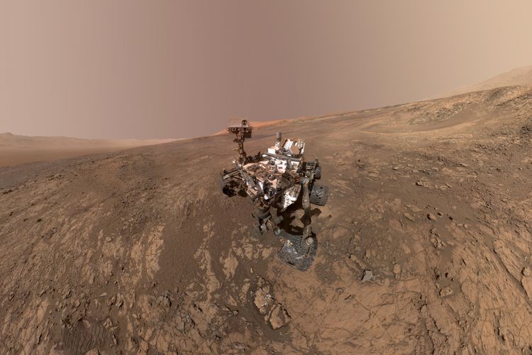 Foto selfie yang diambil Curiosity di punggung bukit Vera Rubin.