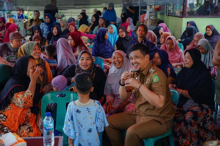 Walkot Medan Bobby Nasution mengajak jajarannya menerima keluhan masyarakat sambil makan bersama di halaman rumah warga di lingkungan tiga Kelurahan Besar, Kecamatan Medan Labuhan, Senin (22/5/2023).