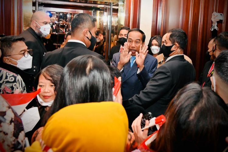 Presiden Joko Widodo disambut para WNI ketika sampai di Brussels, Belgia, Selasa (13/12/2022).